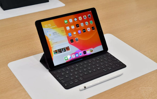 iPad 9 kết nối với Apple Pencil và Smart Keyboard