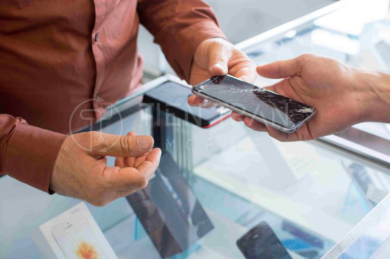 Màn Hình Bị Xước Phải Làm Sao? Giải Pháp Hiệu Quả Nhất