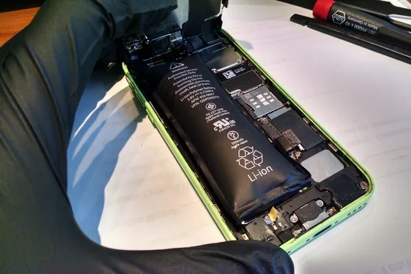 Dấu Hiệu iPhone Bị Chai Pin Nặng
