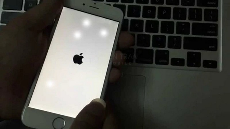 Màn Hình iPhone Bị Phản Quang Là Gì? Cách Khắc Phục 2025 12 Màn Hình iPhone Bị Phản Quang Là Gì? Cách Khắc Phục 2025