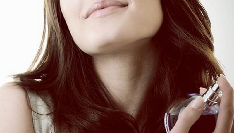 Có Nên Xịt Nước Hoa Lên Tóc?Cách Dùng Đúng Không Gây Hại 12 Có Nên Xịt Nước Hoa Lên Tóc?Cách Dùng Đúng Không Gây Hại