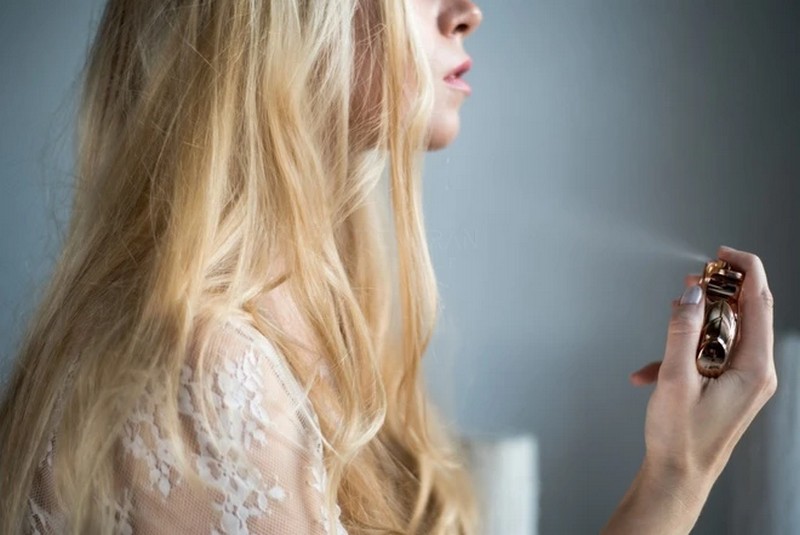 Có Nên Xịt Nước Hoa Lên Tóc?Cách Dùng Đúng Không Gây Hại 10 Có Nên Xịt Nước Hoa Lên Tóc?Cách Dùng Đúng Không Gây Hại