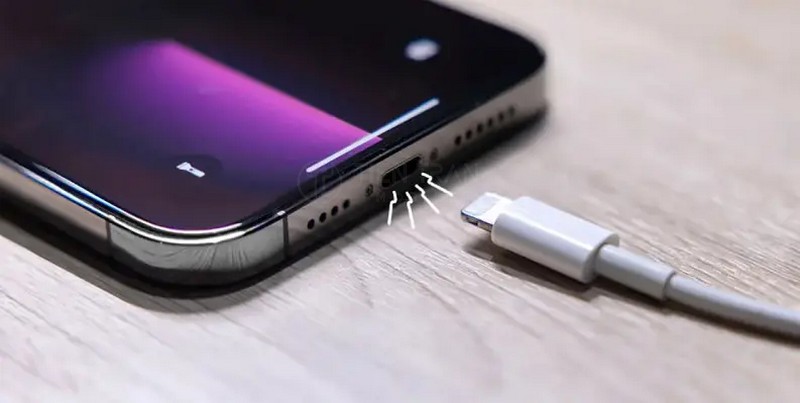 iPhone Bị Nhiễm Điện Khi Sạc? Nguyên Nhân - Cách Khắc Phục