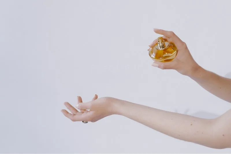 Nên Xịt Nước Hoa Vào Đâu Để Thơm Lâu Và Đúng Cách?