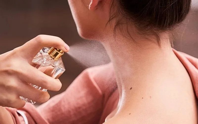 Nên Xịt Nước Hoa Vào Đâu Để Thơm Lâu Và Đúng Cách?