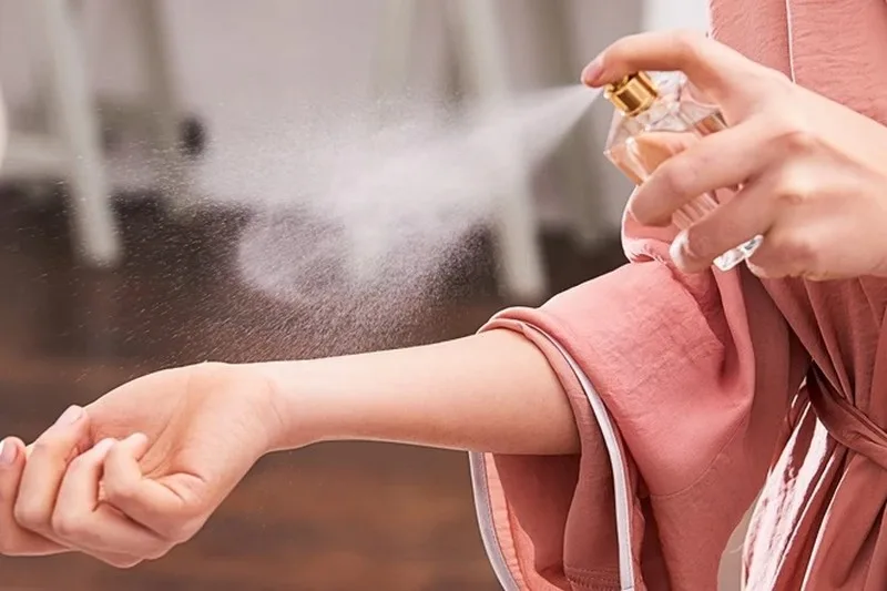 Nên Xịt Nước Hoa Vào Đâu Để Thơm Lâu Và Đúng Cách?