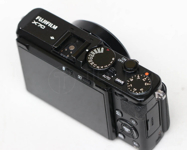 Fujifilm X70 – Compact APS-C | 28mm F2.8 | Màn Hình Lật