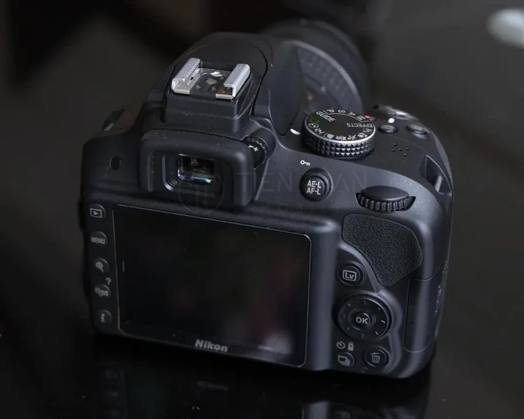 Nikon D3300 | DSLR APS-C | 24.2MP | 5fps | Full HD