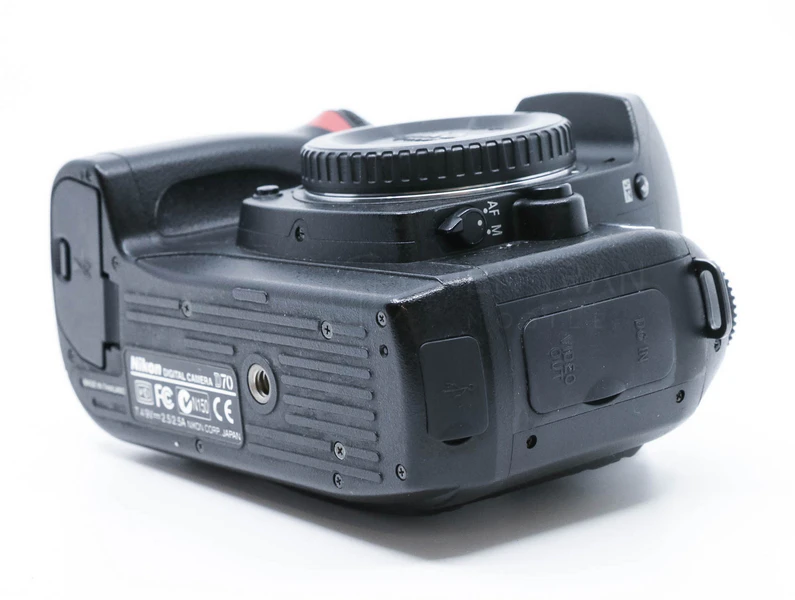 Nikon D70 | DSLR APS-C | CCD 6.1MP | 3fps | Cổ Điển